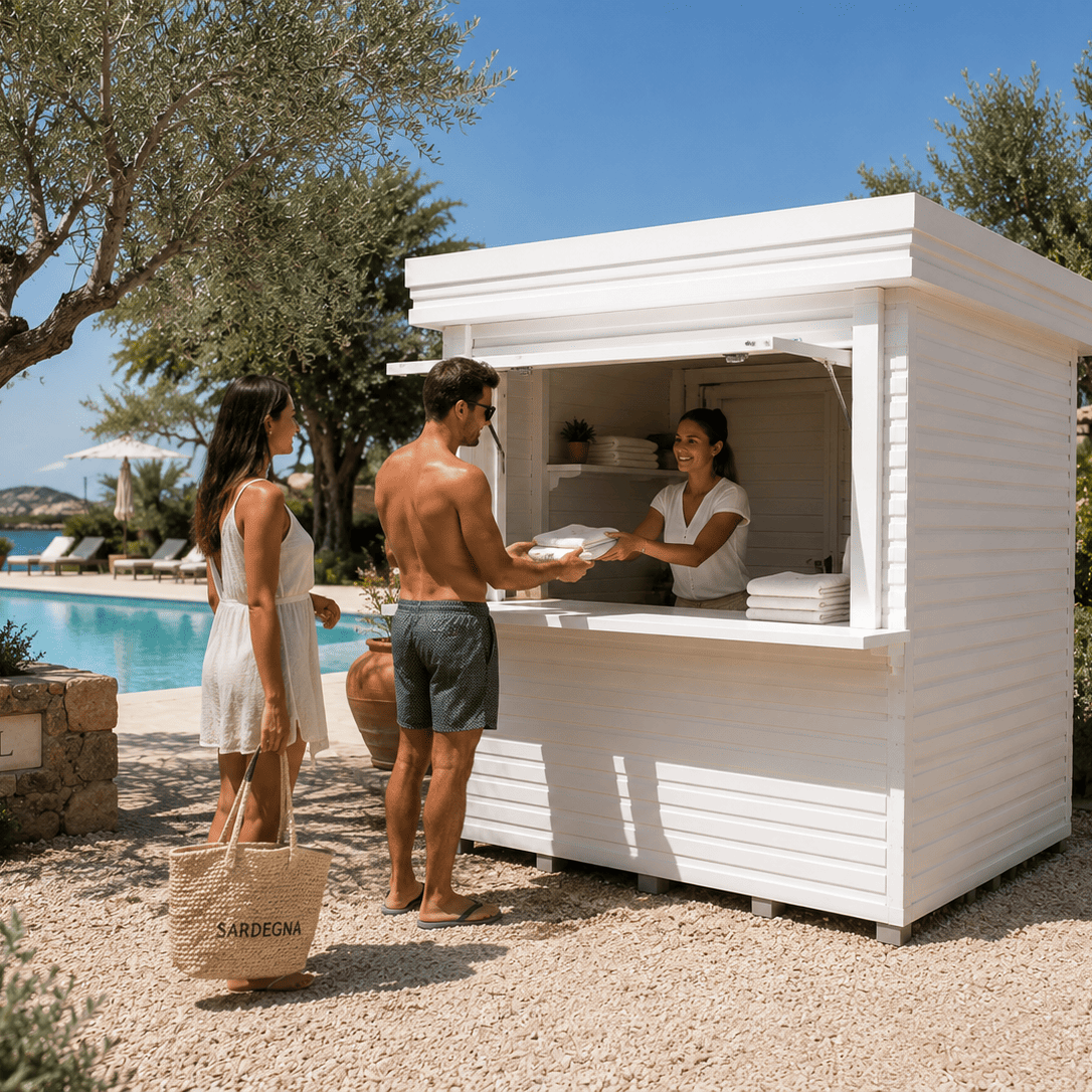 Chiosco Miami Apper Italia utilizzato come reception per l’ingresso in piscina, il controllo degli accessi e la distribuzione di asciugamani in un resort con ulivi.