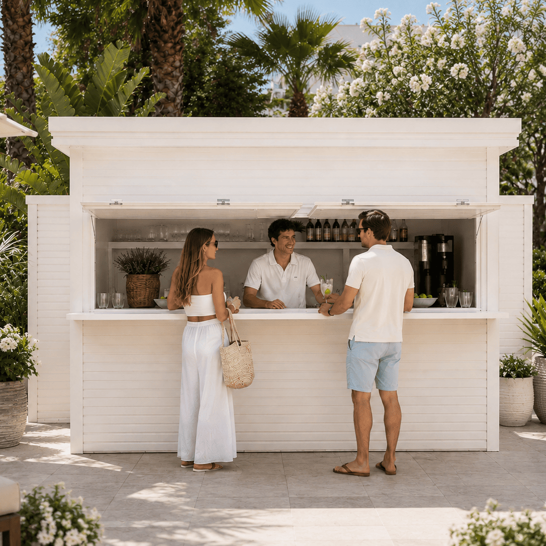 Vista frontale del Chiosco Miami Apper Italia adibito a bar, inserito in un ambiente elegante con palme, piante verdi e fiori bianchi.