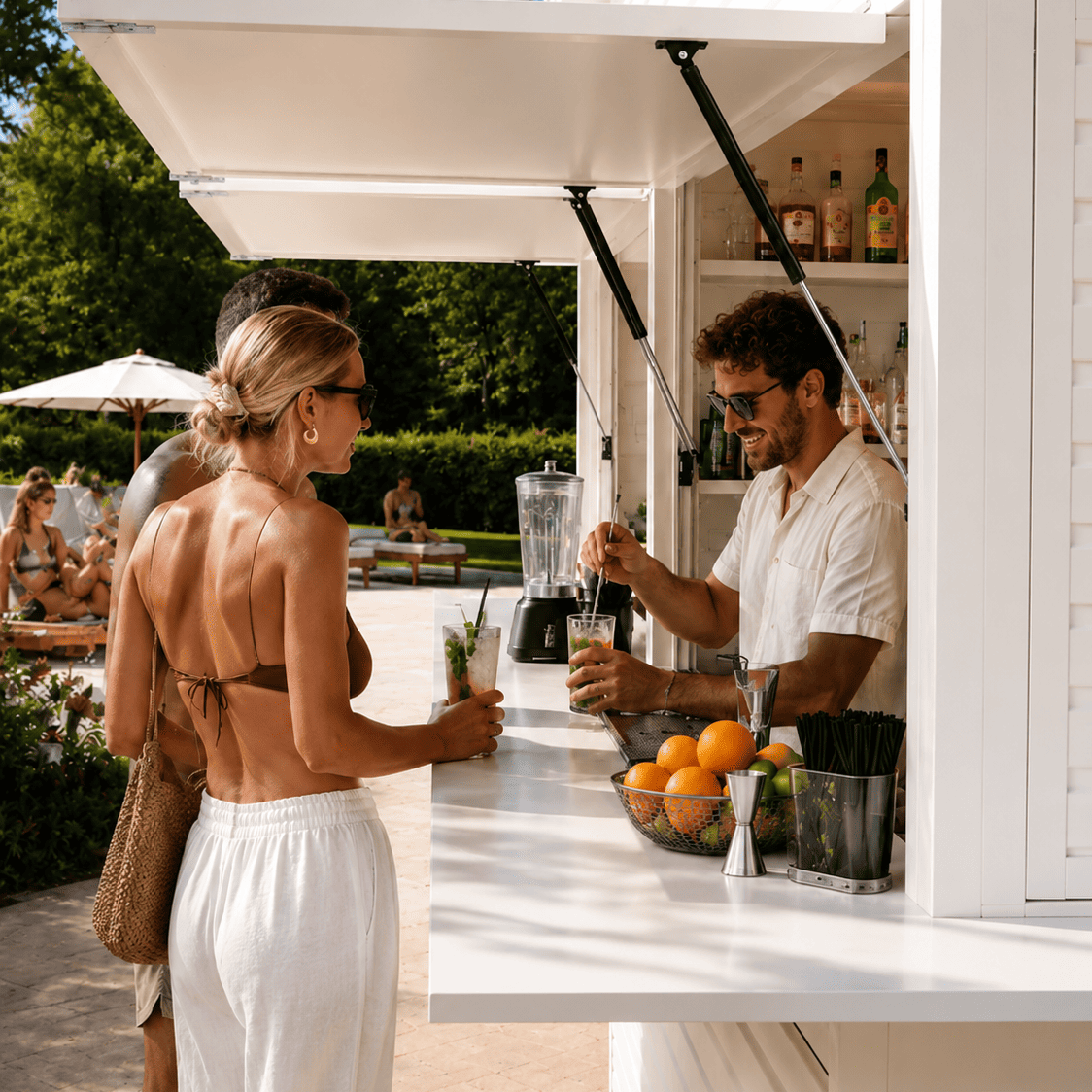 Dettaglio del Chiosco Miami Apper Italia utilizzato come cocktail bar a bordo piscina, con bancone, attrezzatura professionale e servizio bevande.